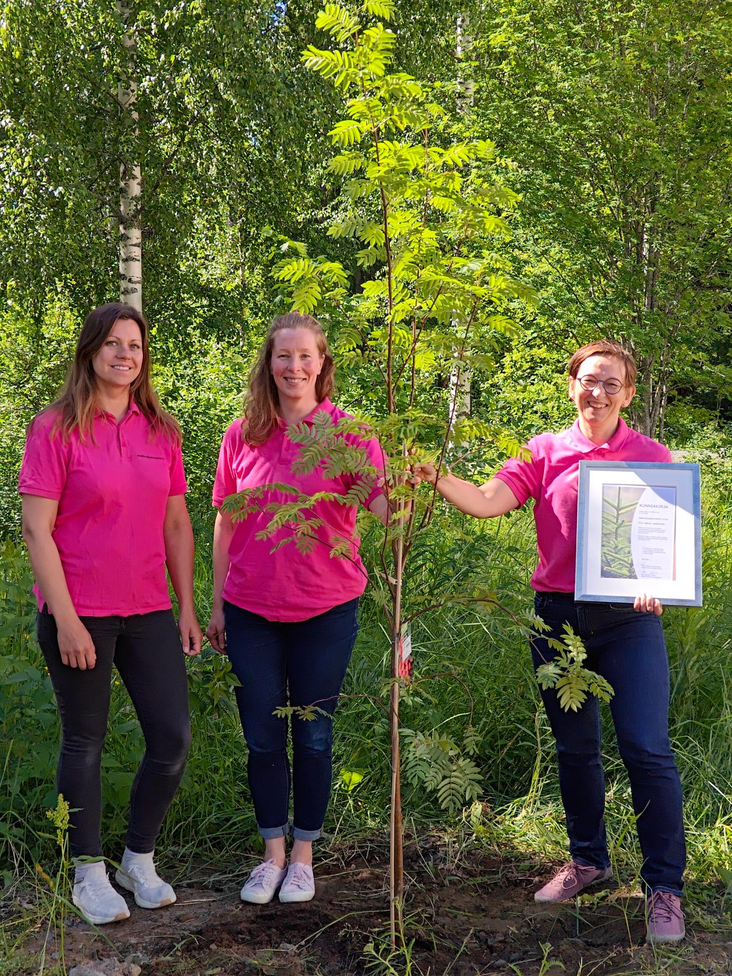 Pro metsä -palkinnon vastaanottivat toiminnanjohtaja Niina Mäntyniemi (oikealla), projektipäällikkö Satu Peltonen ja tapahtumakoordinaattori Noora Ratilainen.